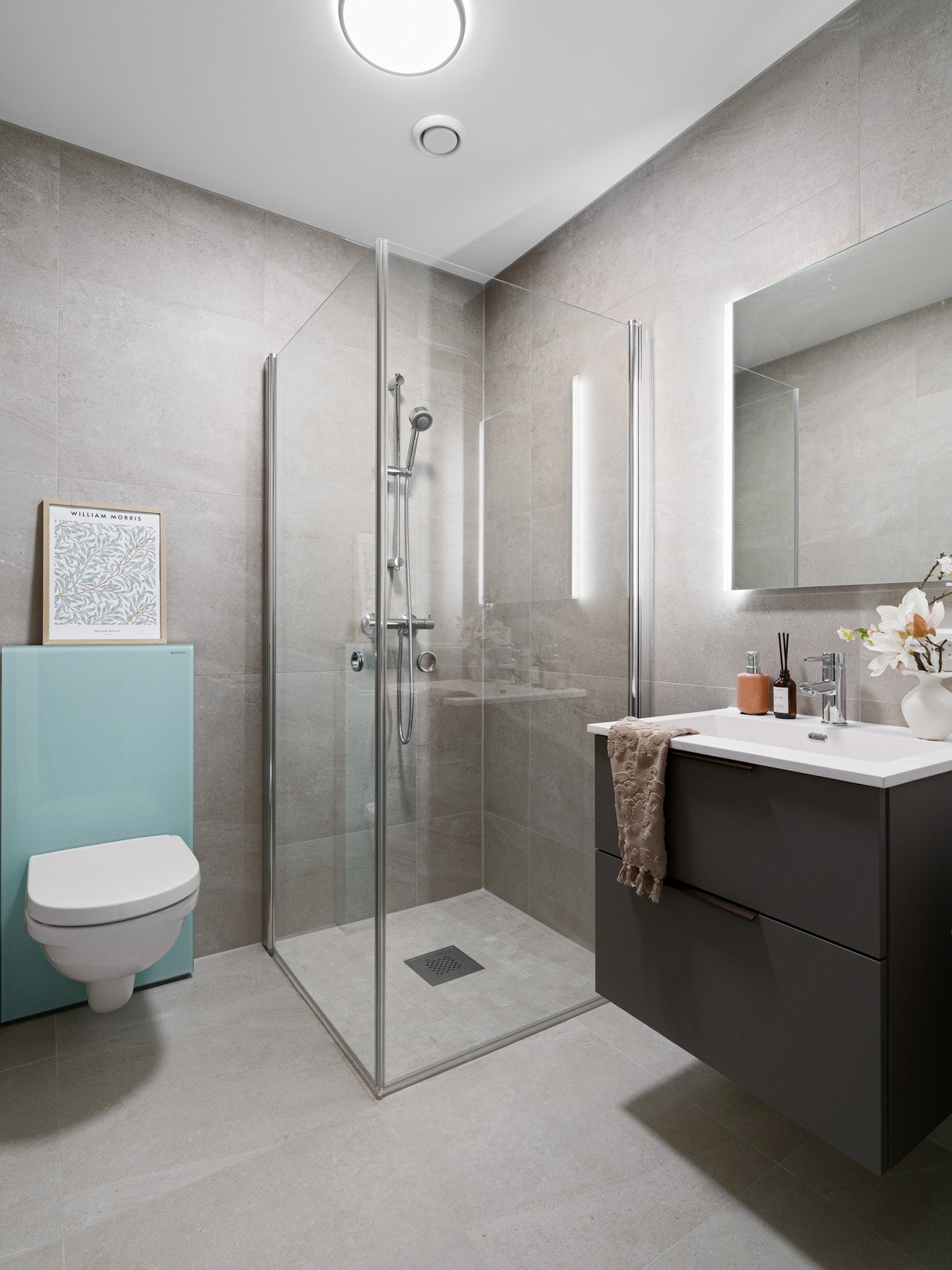Det andre badet holder samme moderne standard og er innredet med stilrene 60x60 fliser på både gulv og vegger, noe som gir et tidløst og helhetlig uttrykk. Galleribilde
