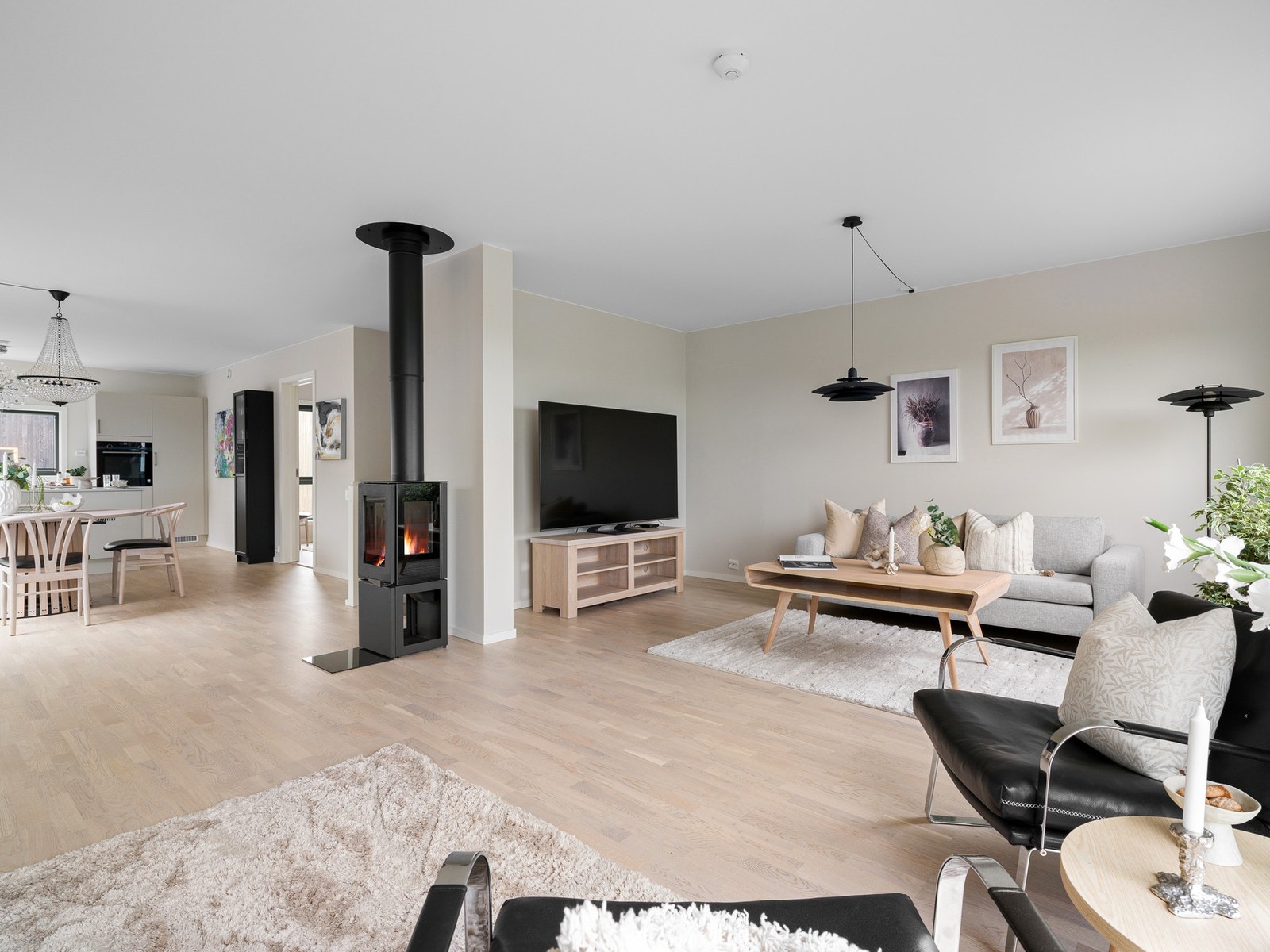 Her er det god plass til å etablere flere soner, for eksempel med en hyggelig sittegruppe, sofagruppe og et spiseområde. Galleribilde