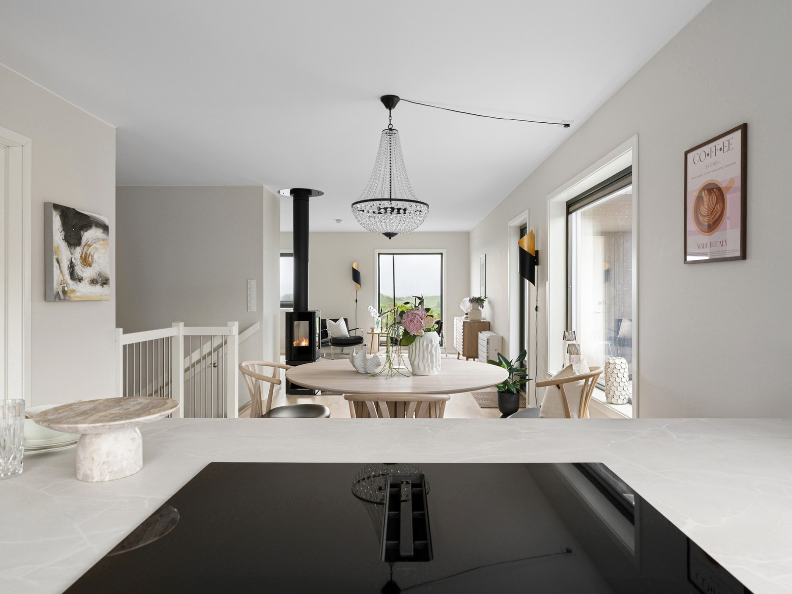I tilknytning til kjøkkenet er det god plass til spisebord, noe som legger til rette for hyggelige måltider og samvær. Galleribilde