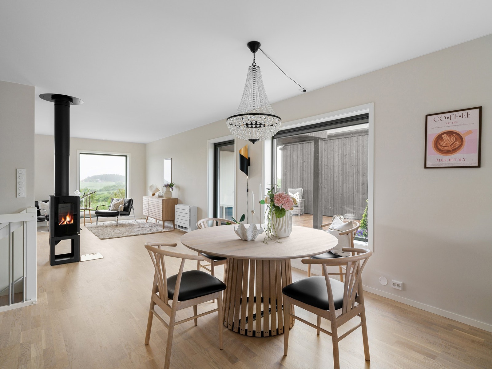 En åpen og sosial planløsning, perfekt for samvær og middager i hyggelige omgivelser. Galleribilde