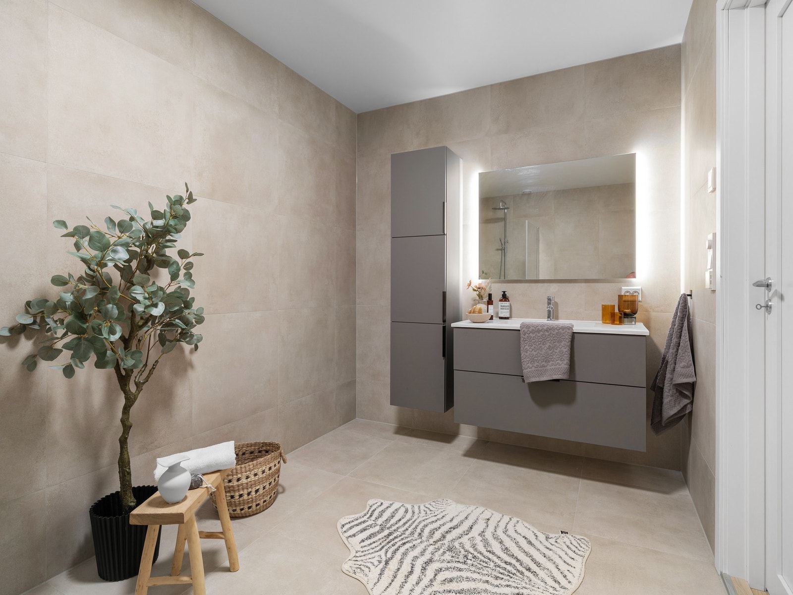 Ett av badene i 1. etasje fremstår moderne og tidsriktig med et stilrent uttrykk. Galleribilde