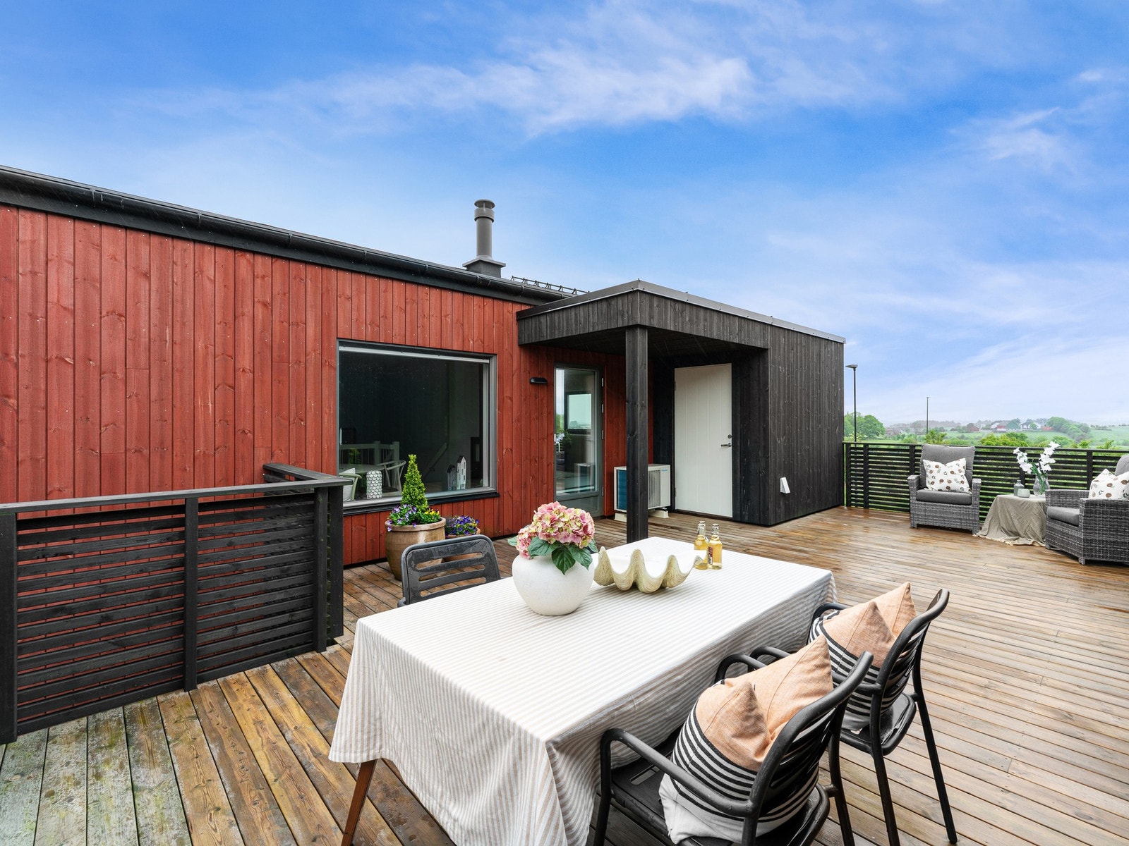 Fra stue/kjøkken har man utgang til boligens terrasse. Galleribilde