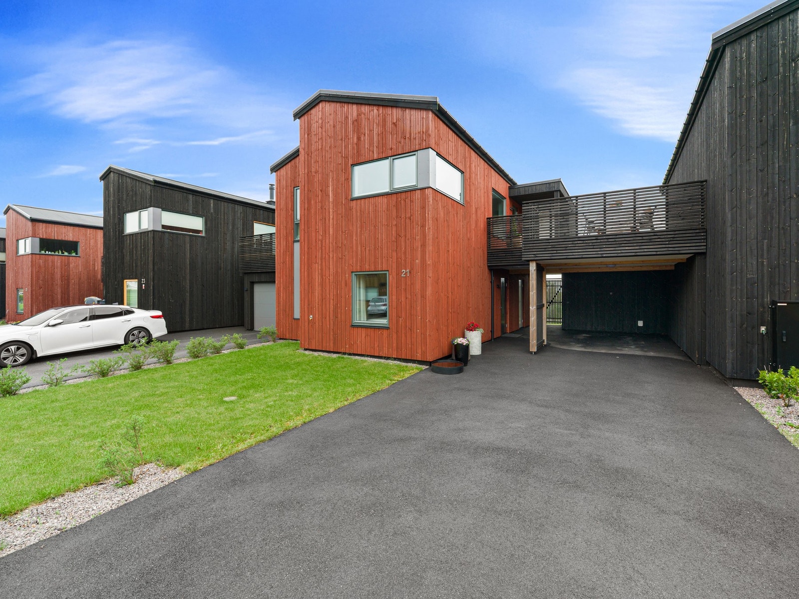 Boligen har parkering i carport. Galleribilde