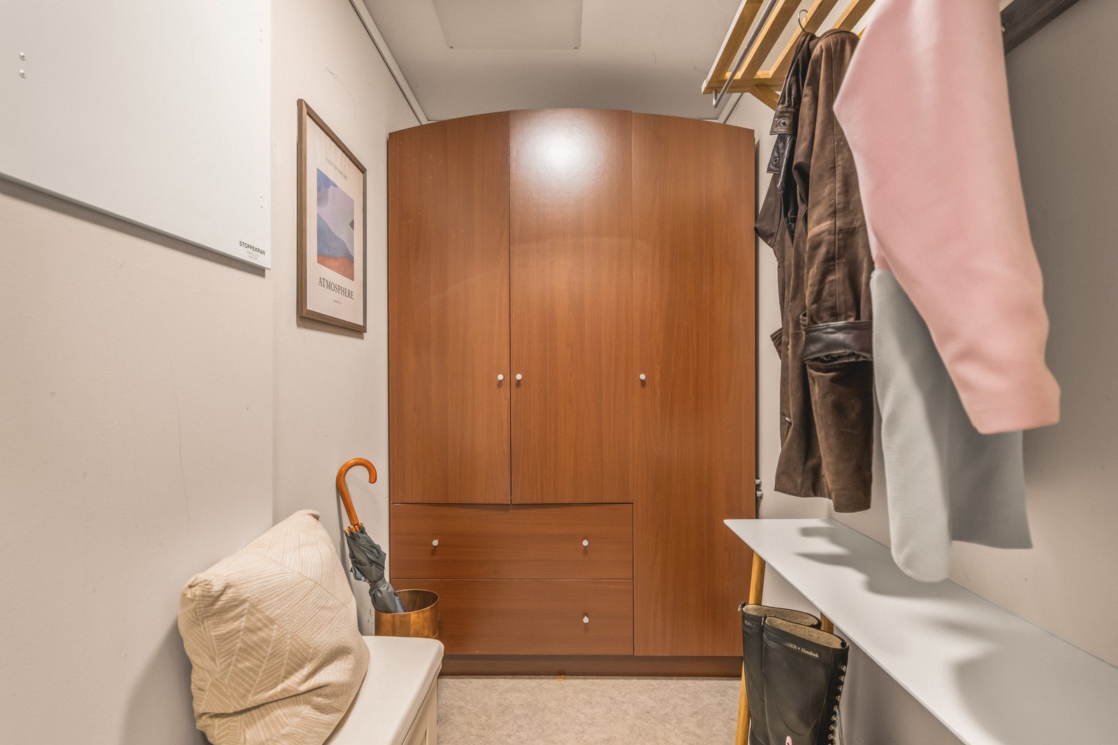 Fra entréen har du tilgang til en praktisk bod på 3,1 kvm - perfekt som garderobe Galleribilde