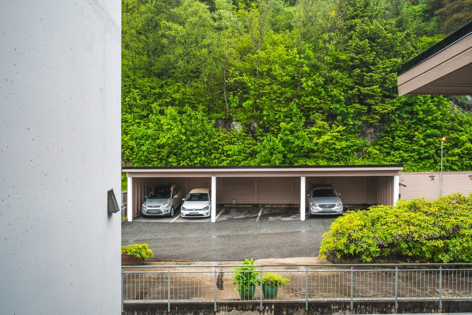 Parkering i carport Galleribilde