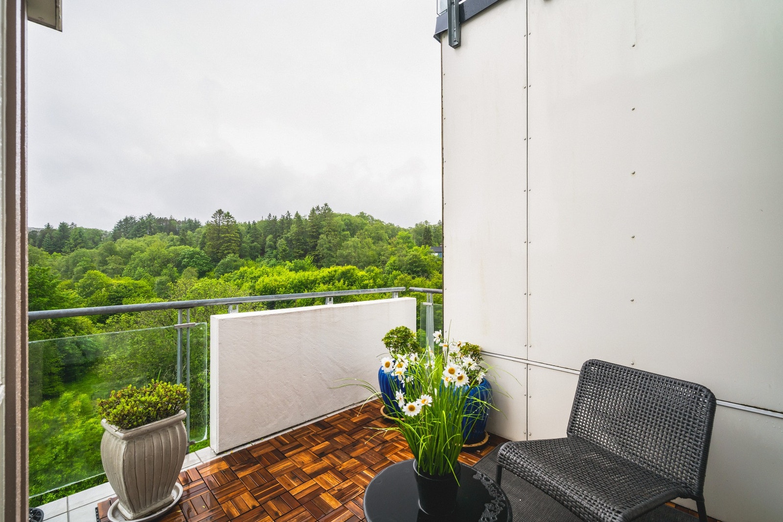 Her kan du innrede med en sittegruppe, grill og beplantning Galleribilde