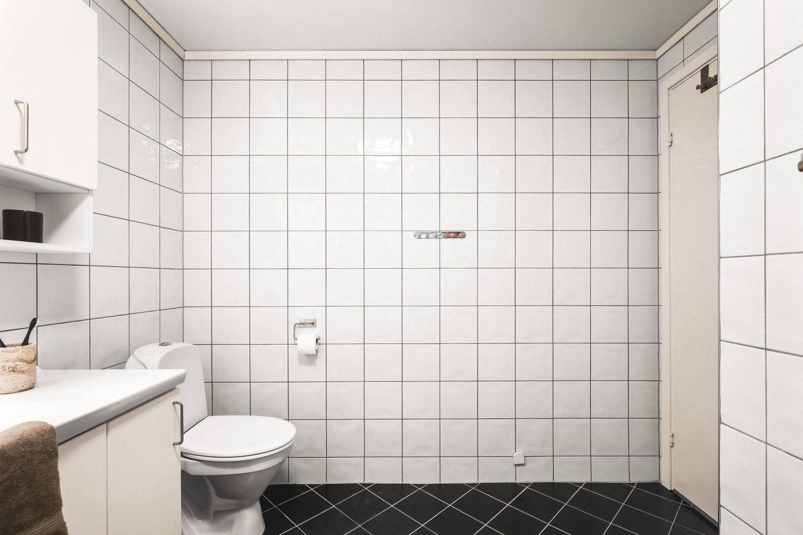 Det er flislagte vegger og gulv, samt varmekabler Galleribilde