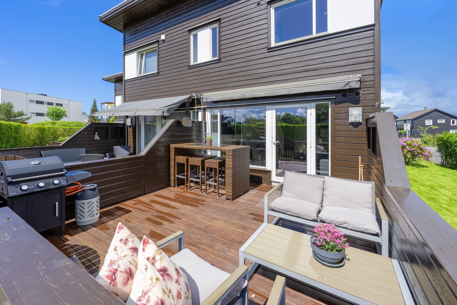 Terrasse på hele 18 kvm med markise. Kjekk plass for å samle venner/familie. Galleribilde