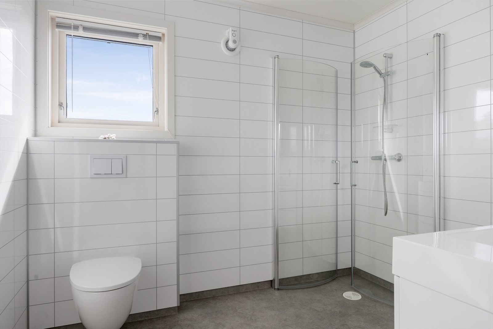 Badet i første etasje ble oppgradert i 2017 med våtromsplater på veggene og belegg på gulvet. Galleribilde