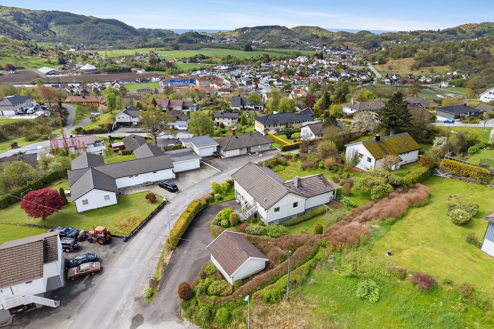 Eiendommen ligger høyt og fritt til i et etablert boligområde. Galleribilde