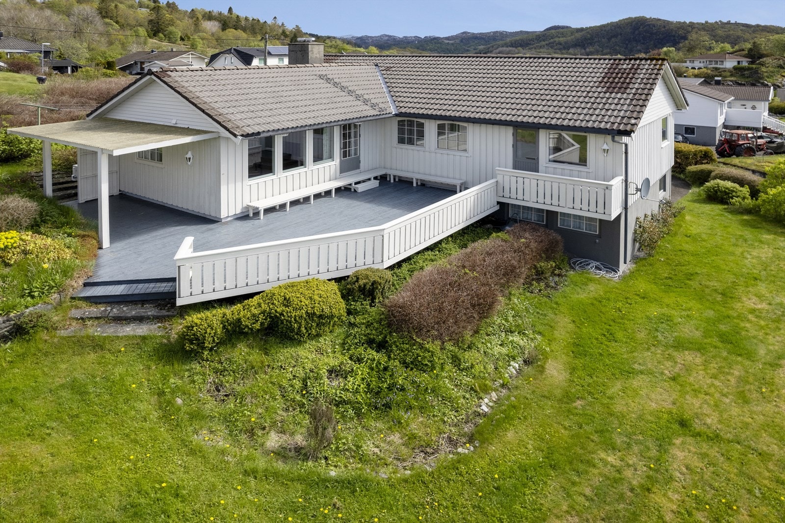 Enebolig med en stor terrasse på ca. 47 m² og en opparbeidet, solrik tomt. Galleribilde