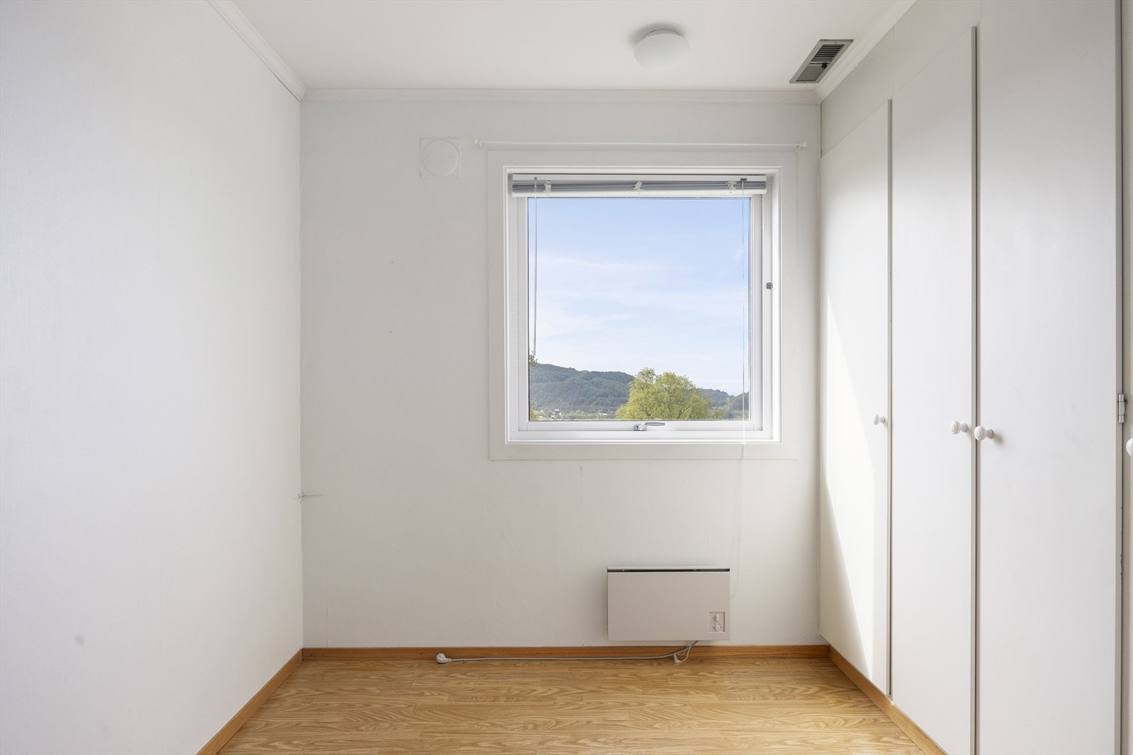 Ett av to soverom i første etasje, med plass til seng og garderobeløsning. Galleribilde
