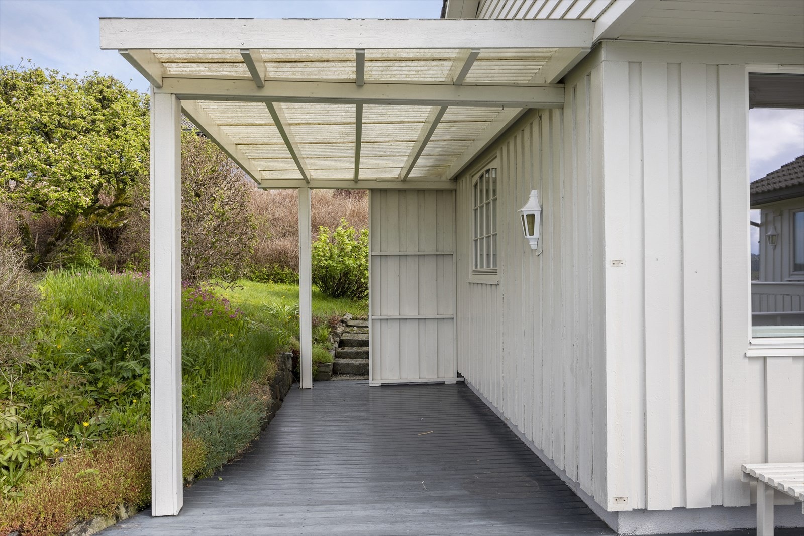En del av terrassen er overbygd med en pergola. Galleribilde