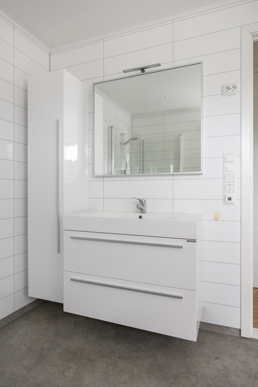 Innredet med servantmøbel, toalett og dusjhjørne. Galleribilde