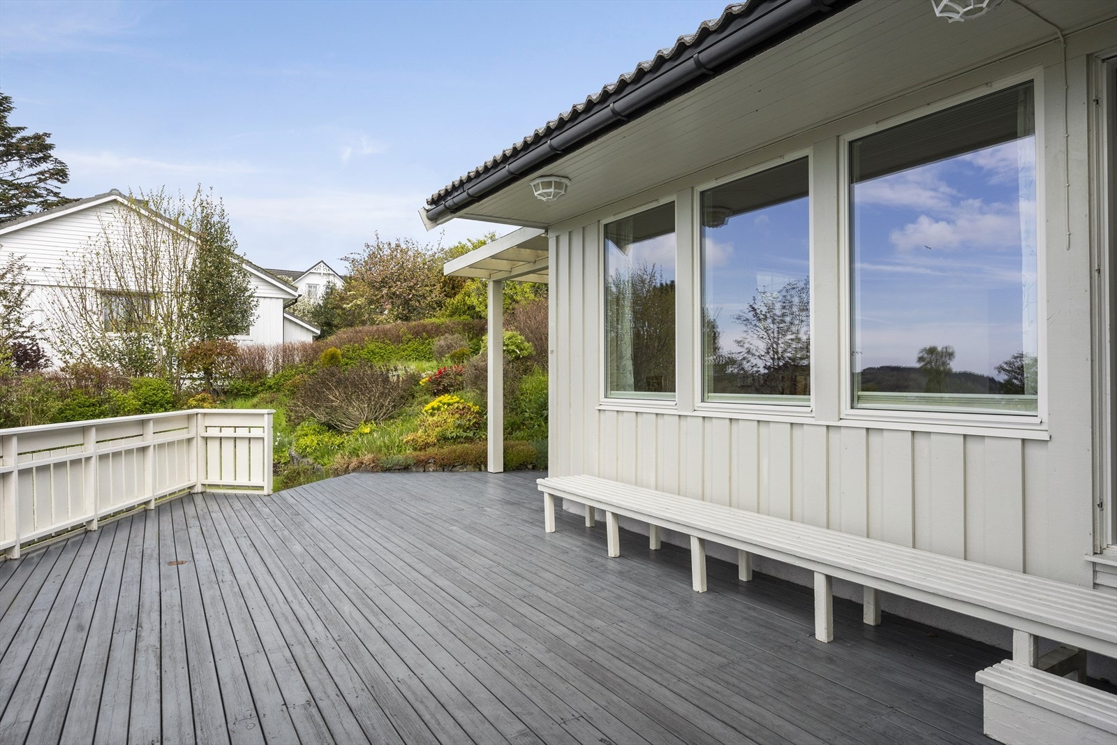 Den store treterrassen er et flott sted for utemøbler og sosiale sammenkomster. Galleribilde