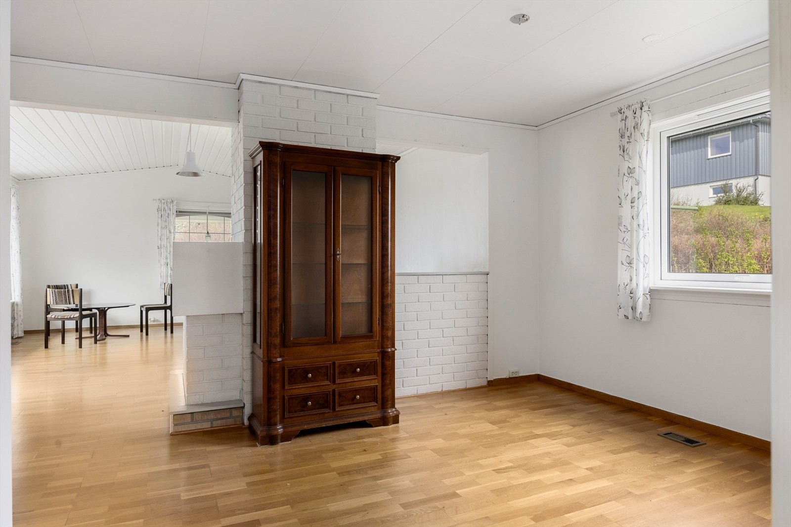Stuen har parkett på gulvet og en åpen løsning som gir en god romfølelse. Galleribilde