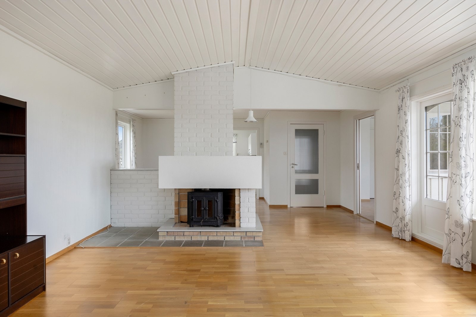 Fra stuen er det utgang til eiendommens hage og uteområder. Galleribilde