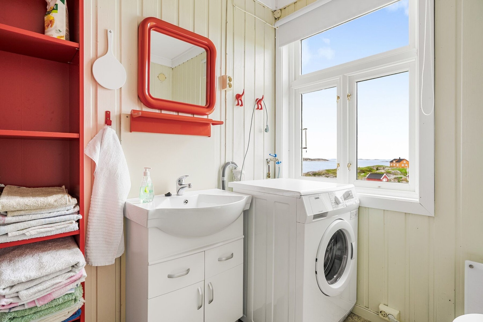 Badet er utstyrt med baderomsinnredning, dusj og toalett Galleribilde