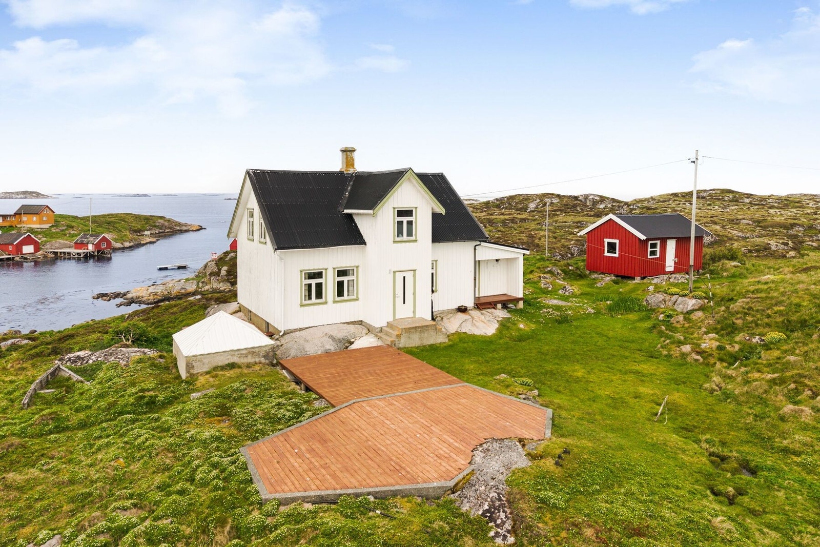 Eiendommen har en romslig tomt på hele 17347,8 kvm. som grenser ned til sjøen Galleribilde