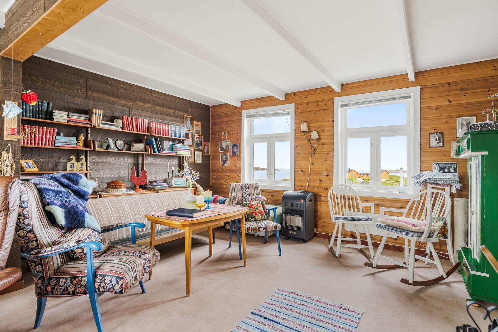 Stuen har plass til flere sittegrupper, TV, oppbevaring m.m. Galleribilde