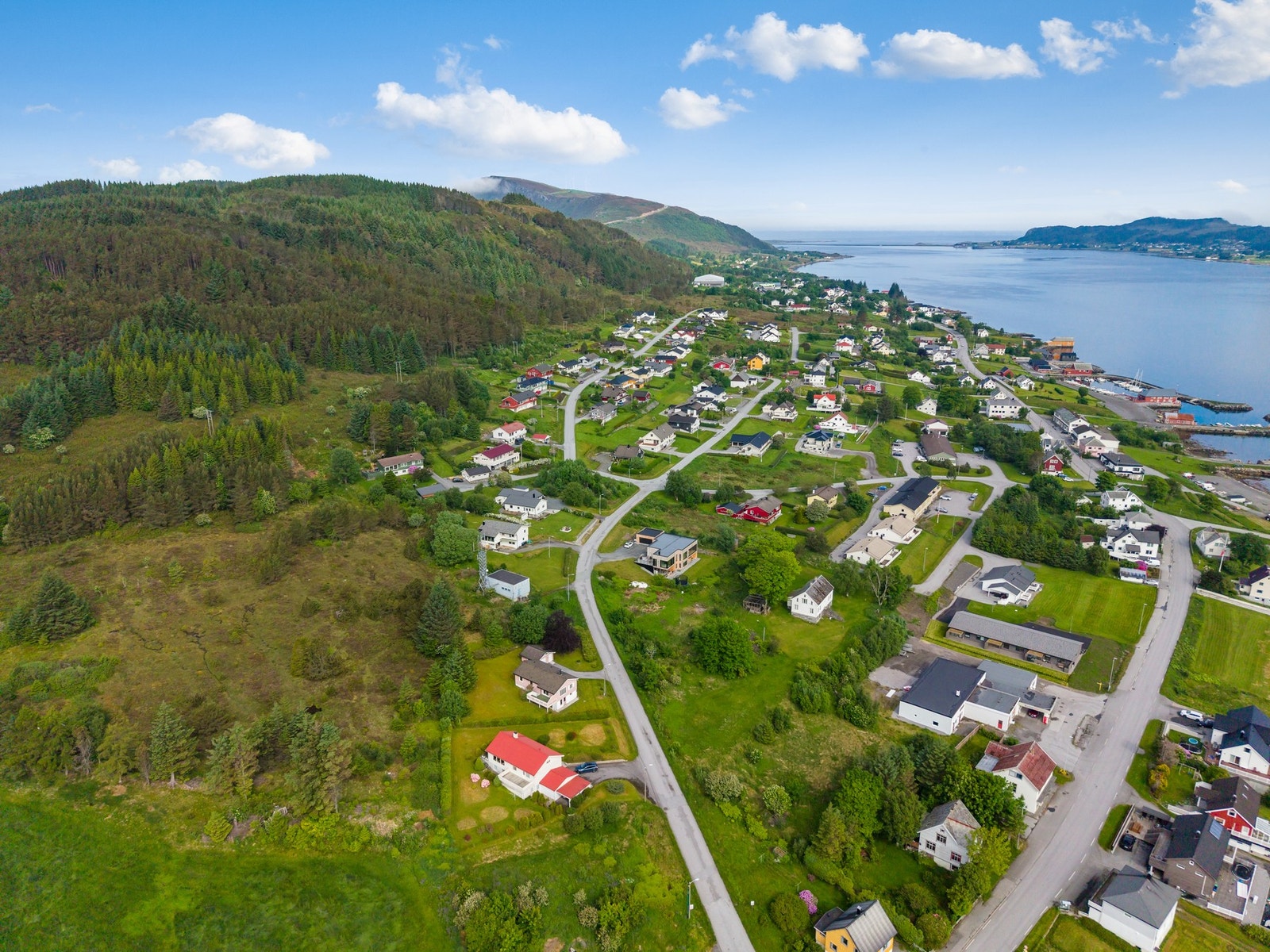 Austnes juni 2026. Haramsøya har populære turområder på fjellet samt mange flotte badeplasser med hvite badestrender. Galleribilde