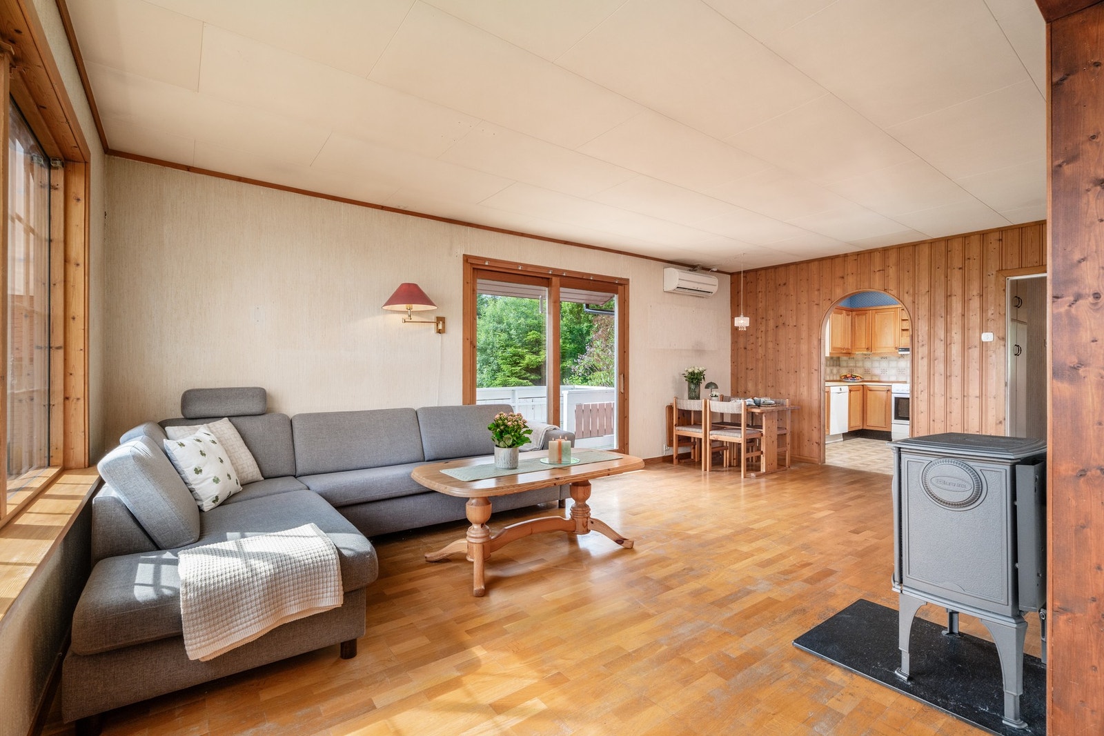 I stue er det plass til både møbelgruppe og spisestuemøbler. Galleribilde