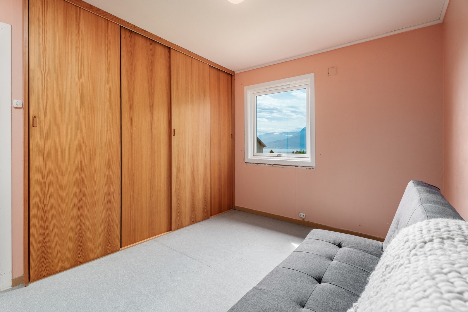 Soverommet er også utstyrt med datidens skyvedørsgarderobe. Galleribilde