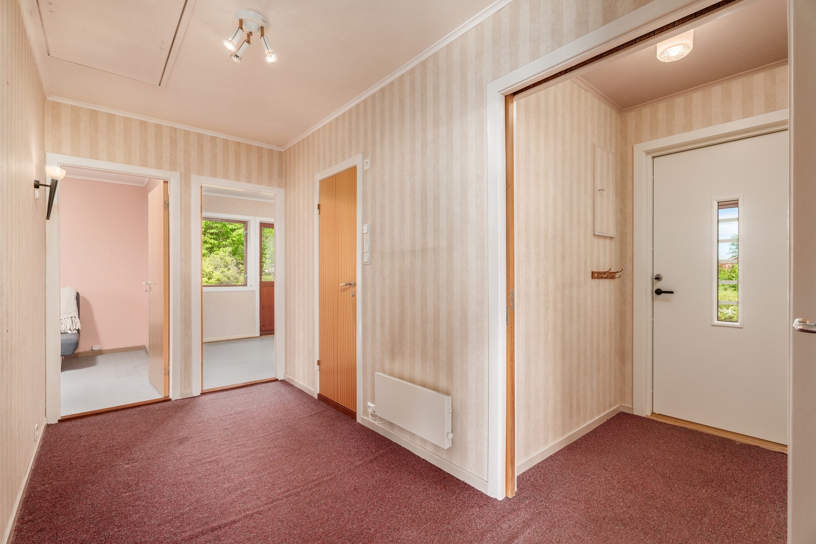 Gang i hovedetasje med tilkomst til badet og 2 soverom. Legg merke til nyere inngangsdør. Galleribilde