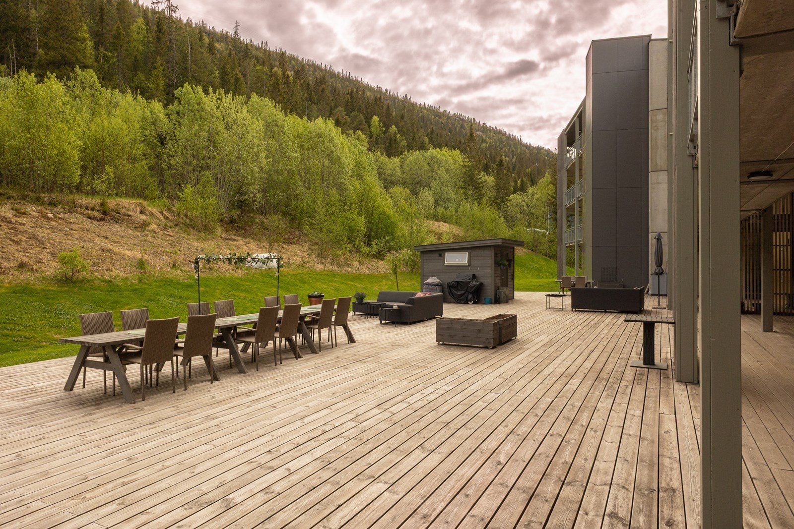 Felles, utvendig og stor terrasse med mulighet for sosialisering med øvrige beboere. Galleribilde
