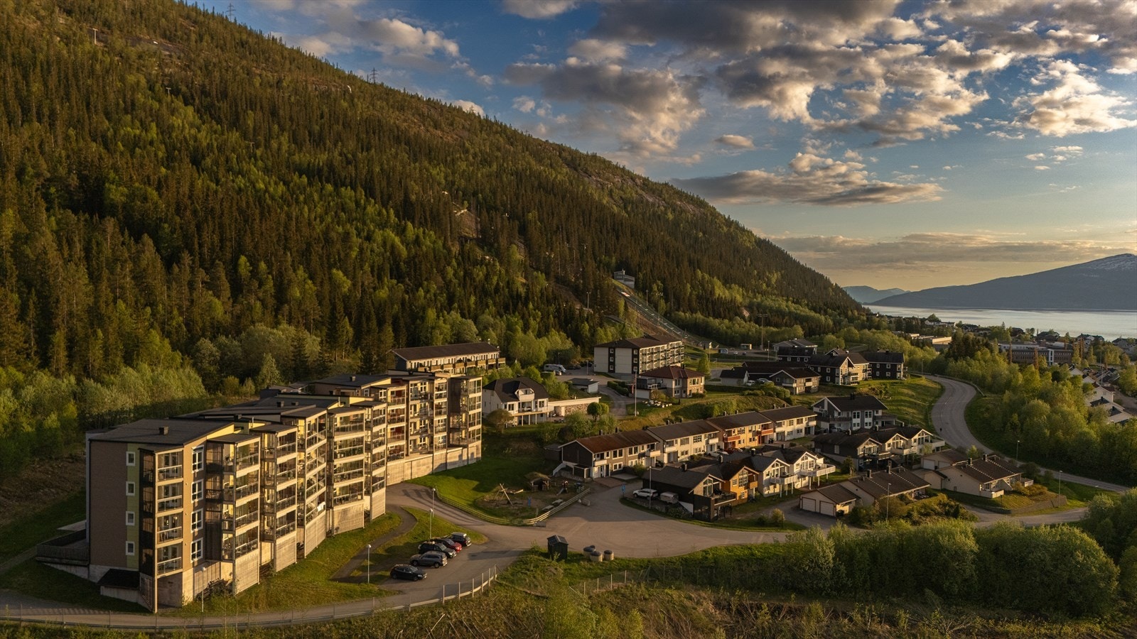 Eiendommen ligger sentralt med gangavstand til Mo i Rana sentrum og nærhet til flotte turmuligheter på Mofjellet. Galleribilde