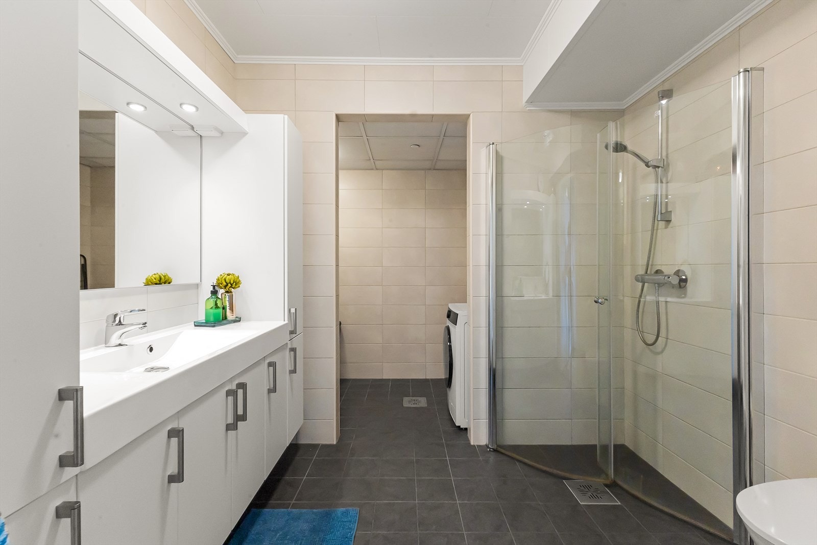 Dusjvegger og hjørne gir en effektiv utnyttelse av våtrommet. Det er en egen sone for vaskerom i tilknytning badet. Galleribilde