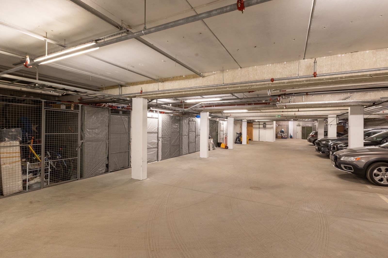 Garasjeanlegget er oppført med adkomst til felles parkering og bodplass. Galleribilde