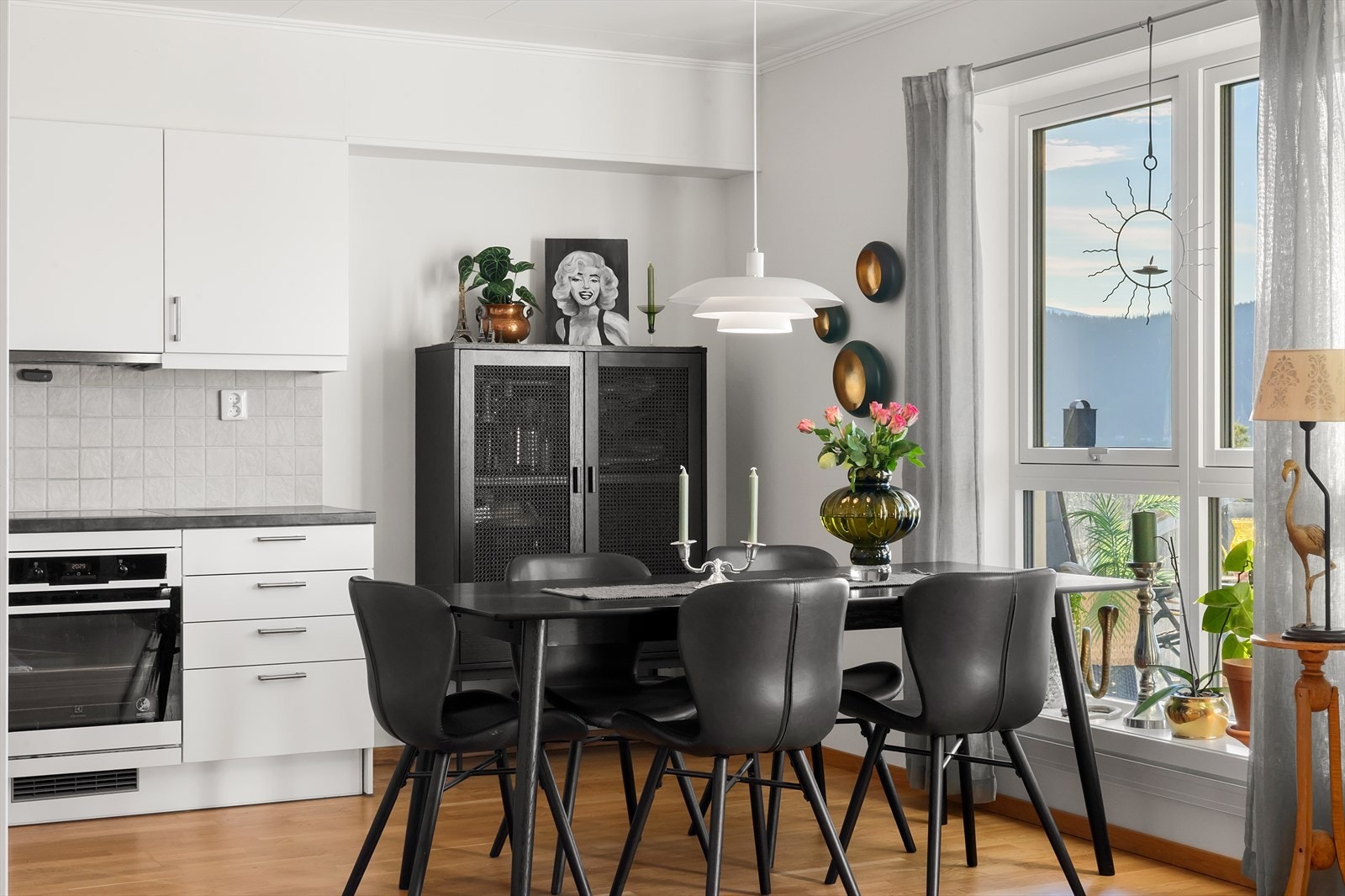 Kjøkkenventilatoren har avtrekk ut for effektiv ventilasjon. Kjøkkenet har glatte fronter og laminatbenkeplate med nedfelt kjøkkenvask. Galleribilde