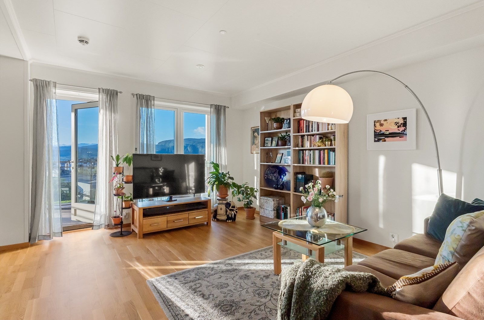 Fra stuen er det utgang til en herlig, stor nordvendt terrasse på ca. 22 m² med metallrekkverk. Galleribilde