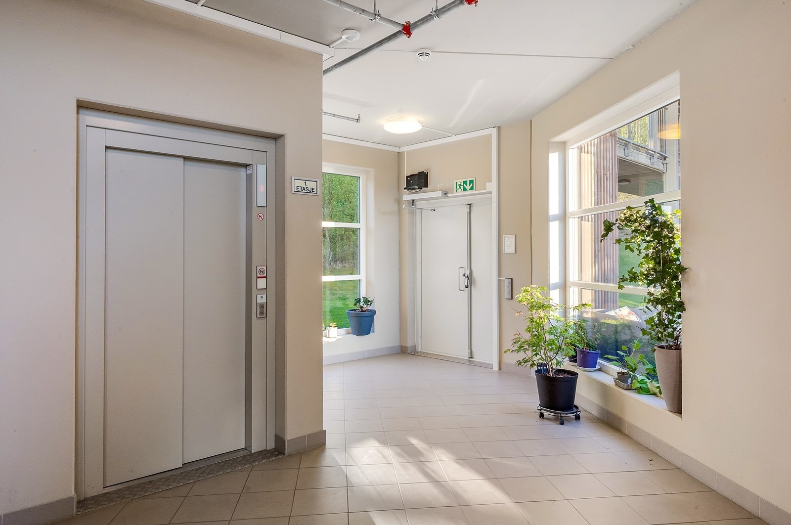 Fellesområdet har heis og enkel tilgang til leiligheten. Galleribilde