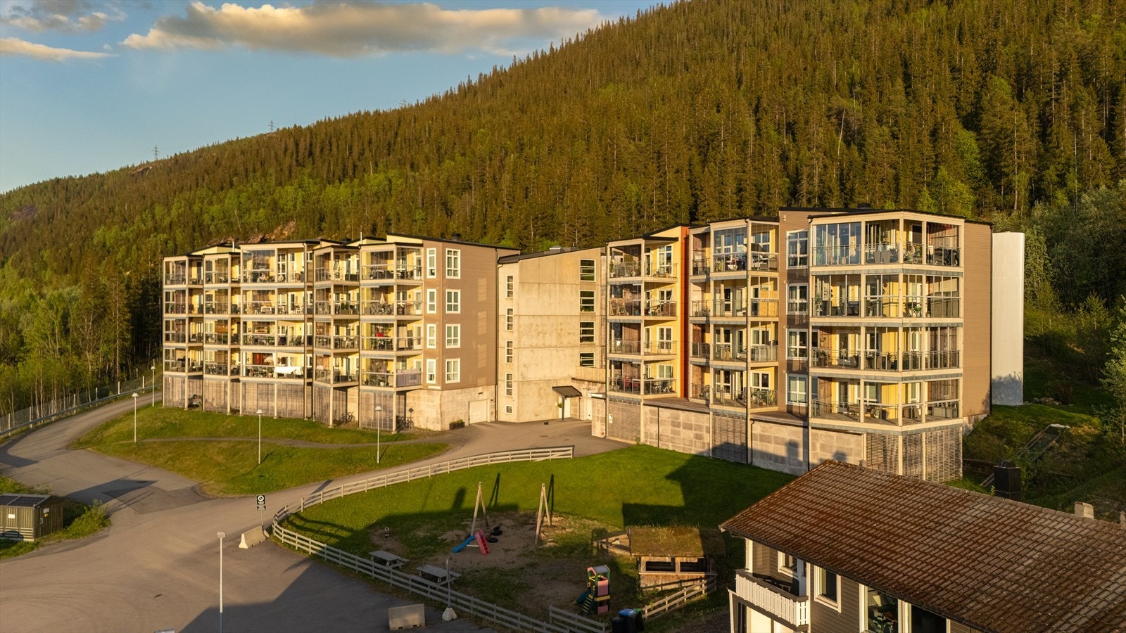 Boligen har en nordvendt takoverbygget terrasse på cirka 22 m² med rekkverk av metall og glass. Galleribilde