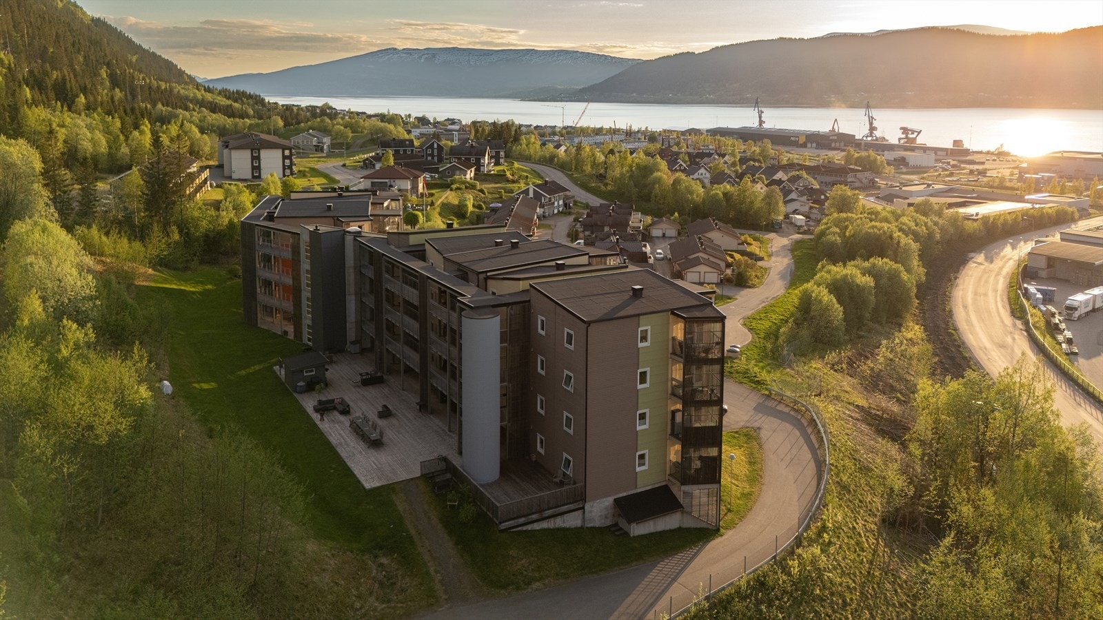 Eiendommen ligger i Fageråsen med gangavstand til sentrum og nærhet til flotte tur- og rekreasjonsområder. Galleribilde