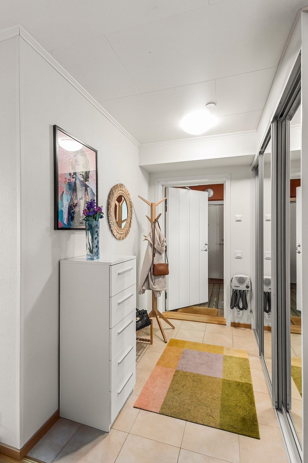 Skyvedørsgarderobe i entréen gir praktisk oppbevaringsplass. Galleribilde