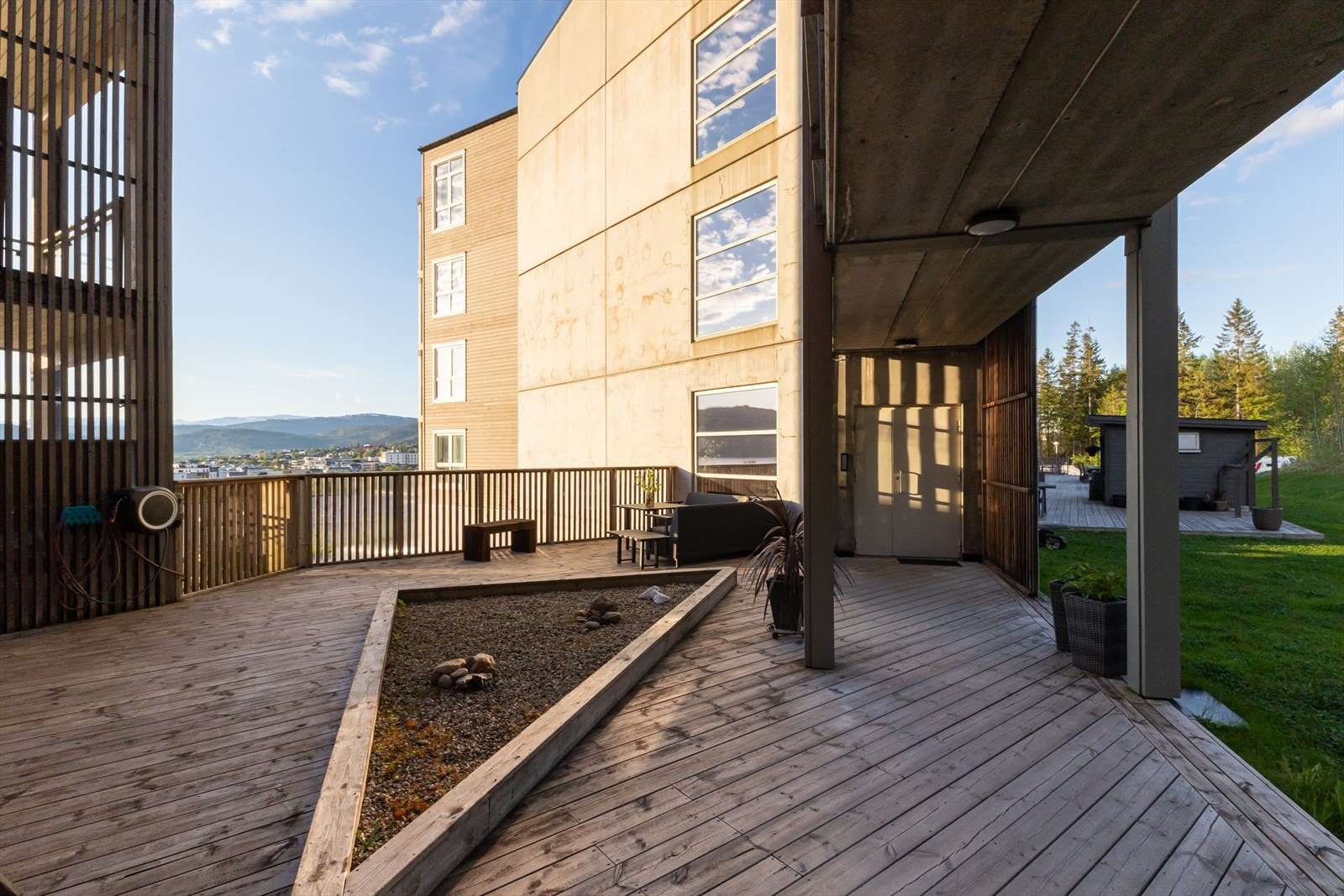 Fra terrassen er det direkte tilgang til rekreasjonsområder med flott utsikt. Galleribilde
