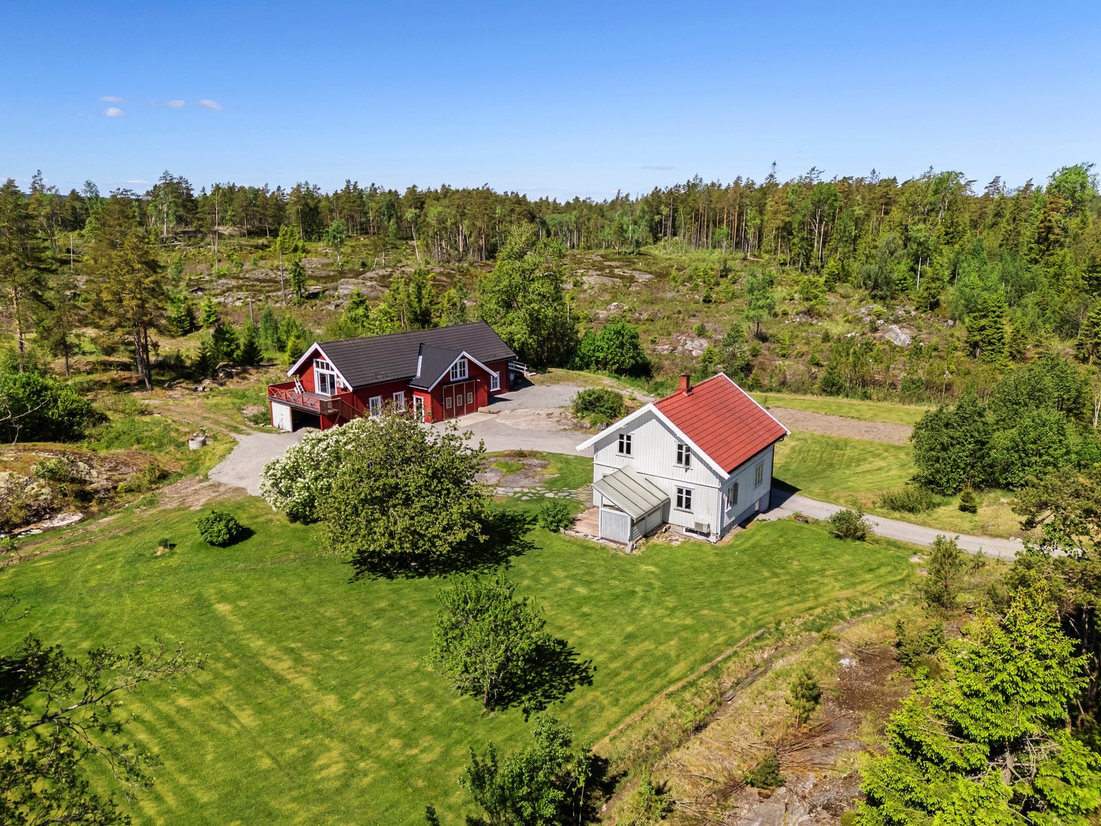 Tunet består av våningshus over tre plan, eldre låve med støpte gulv og flere oppgraderinger, samt vognskjul. Galleribilde