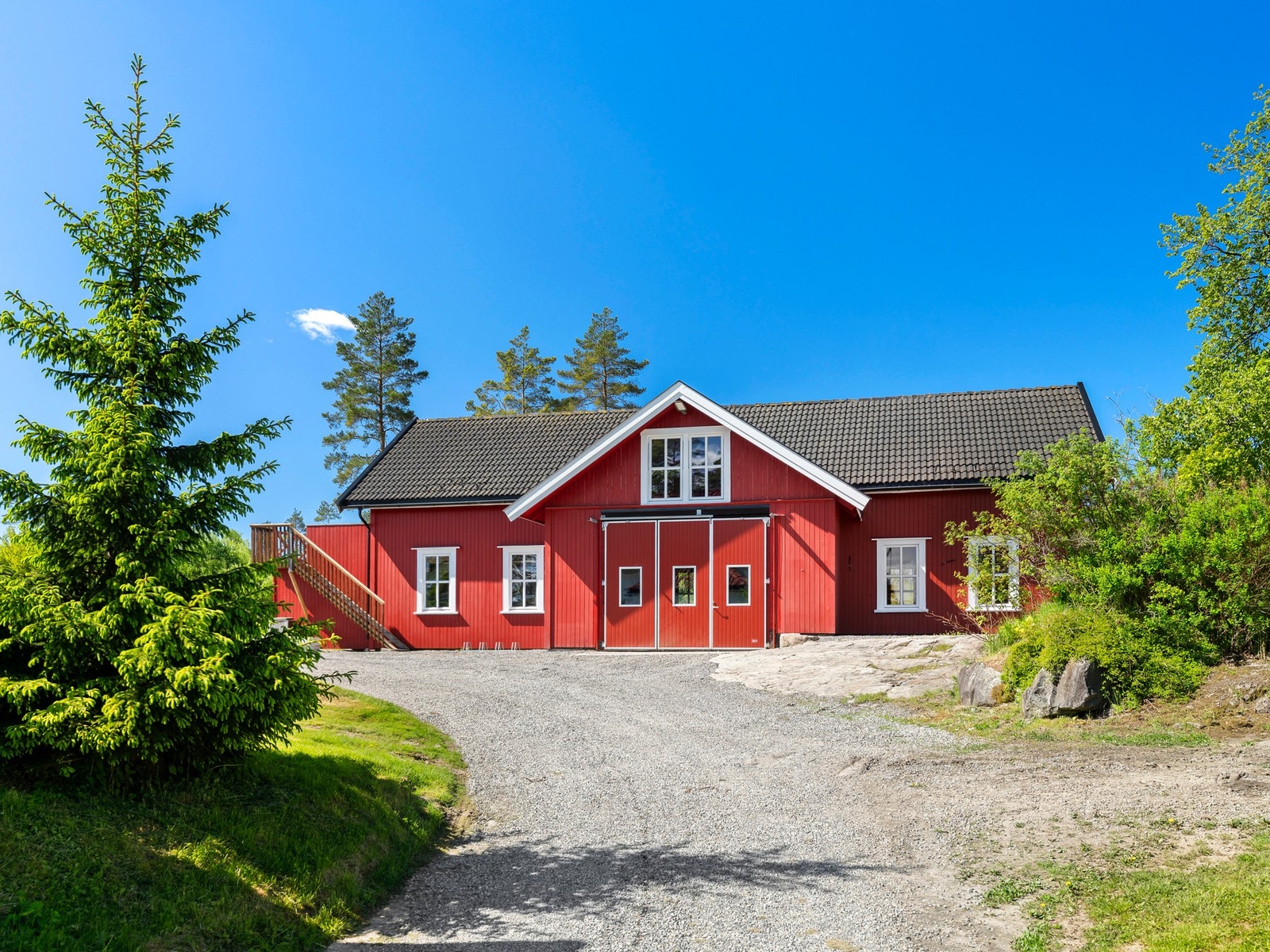 Låve bygget i stolpekonstruksjon samt tegl rundt det gamle fjøset. Galleribilde