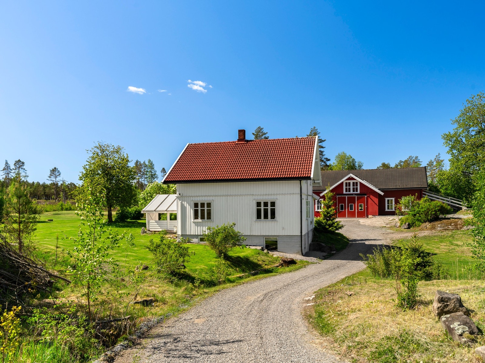 Tveterveien 55 er en landlig eiendom på ca. 213 dekar, beliggende kun 3,5 km fra Skiptvet sentrum. Galleribilde