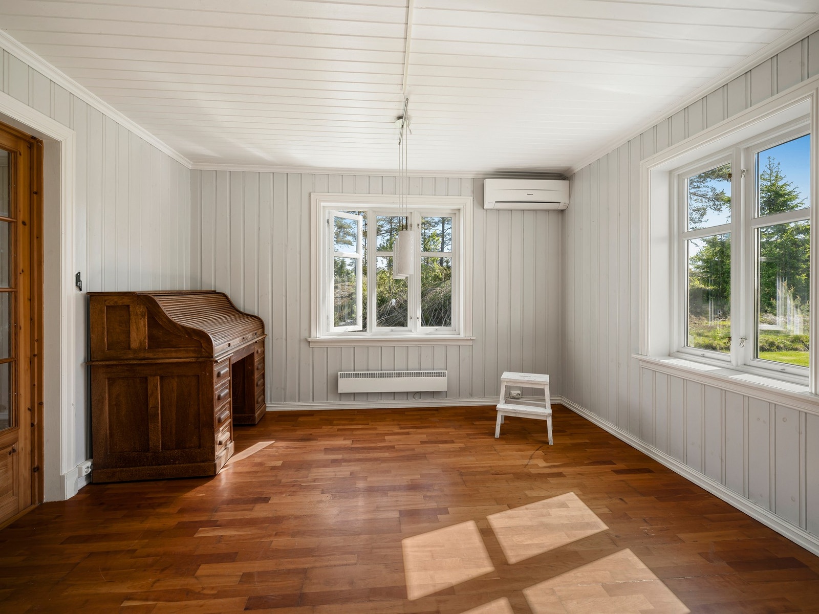 Egen spisestuedel med store vindusflater og mye naturlig lys. Galleribilde