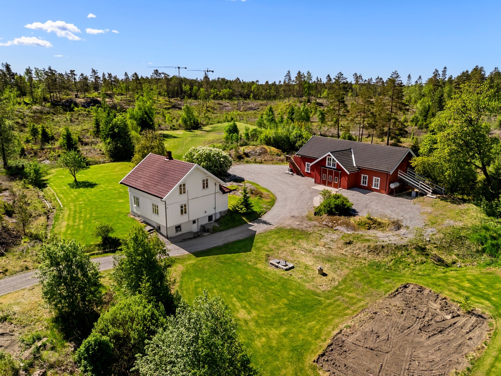 Eiendommen består av grasareal/plen, utmark og skog. Galleribilde