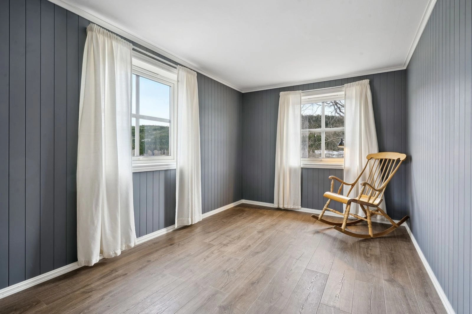 Laminat på gulv, malt overflate på vegger og malt overflate i himling. Galleribilde