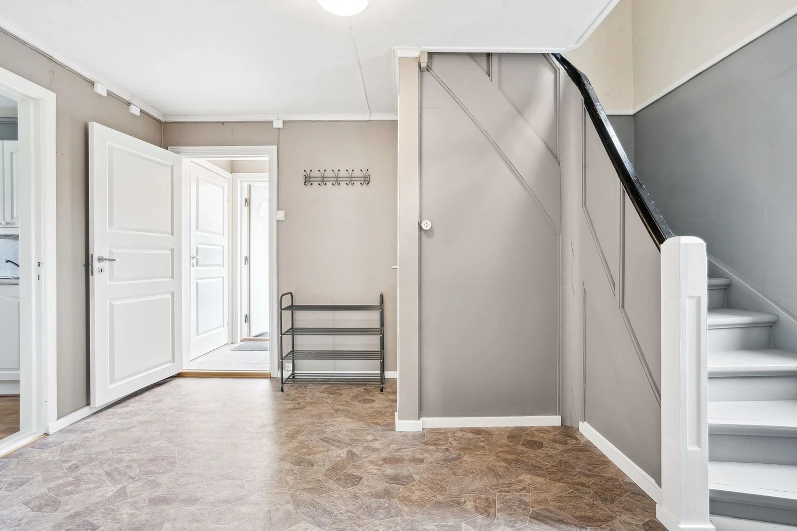 I hovedetasjen møtes du av en romslig entré og hall, et moderne bad samt et praktisk vaskerom. Galleribilde
