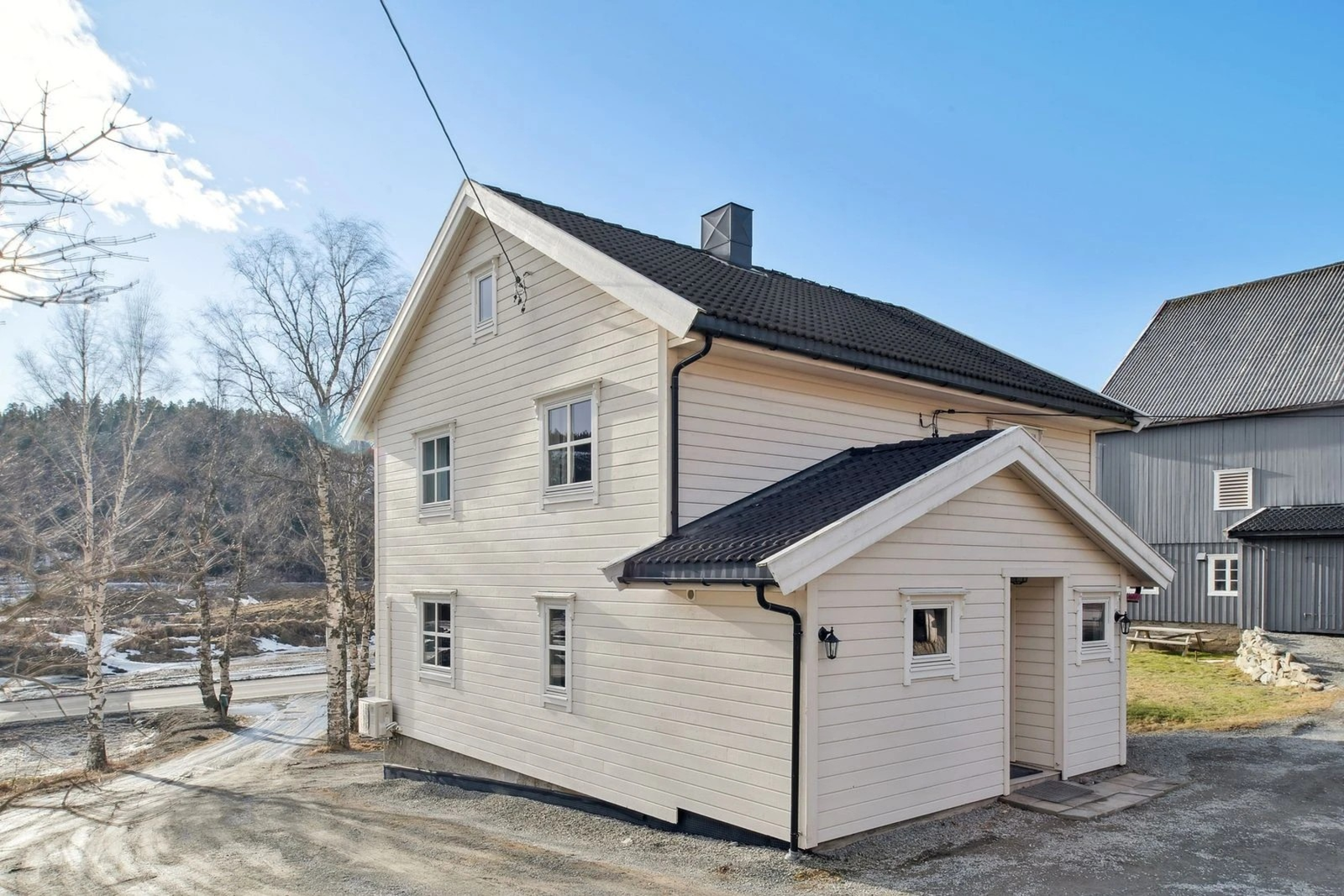 En velholdt og innholdsrik enebolig med landlig preg. Galleribilde