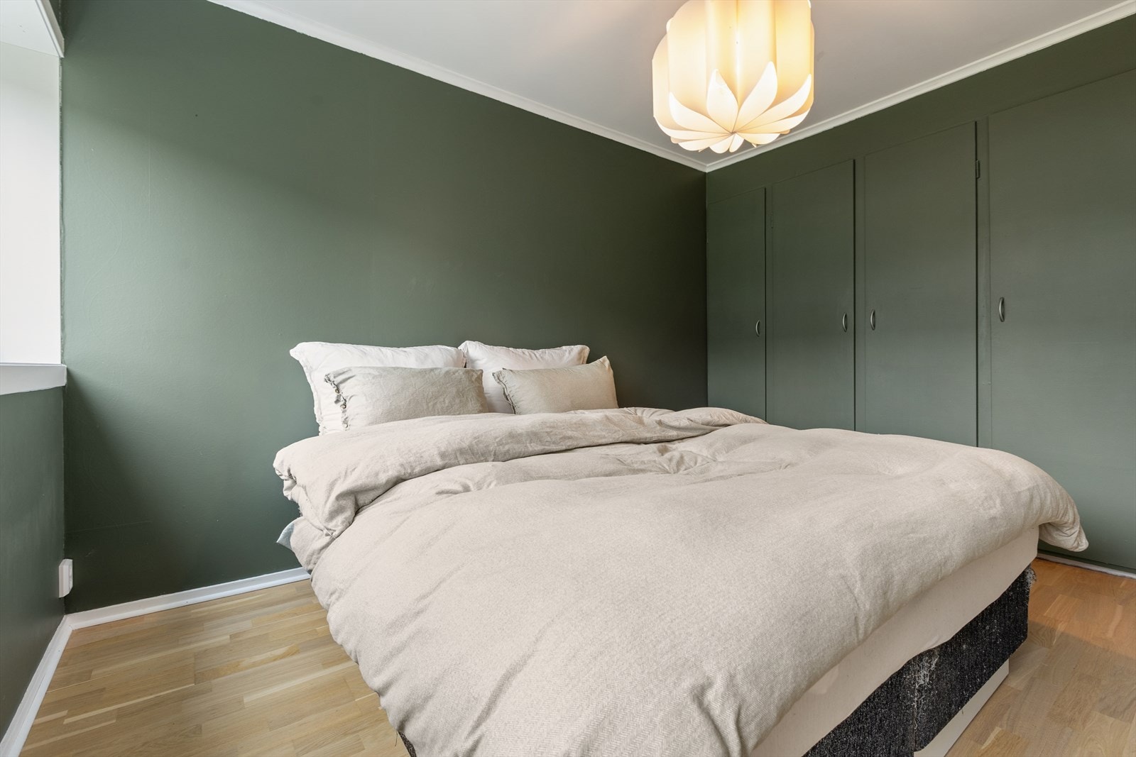 Stort soverom med plass til dobbelseng, nattbord og garderobe. Galleribilde