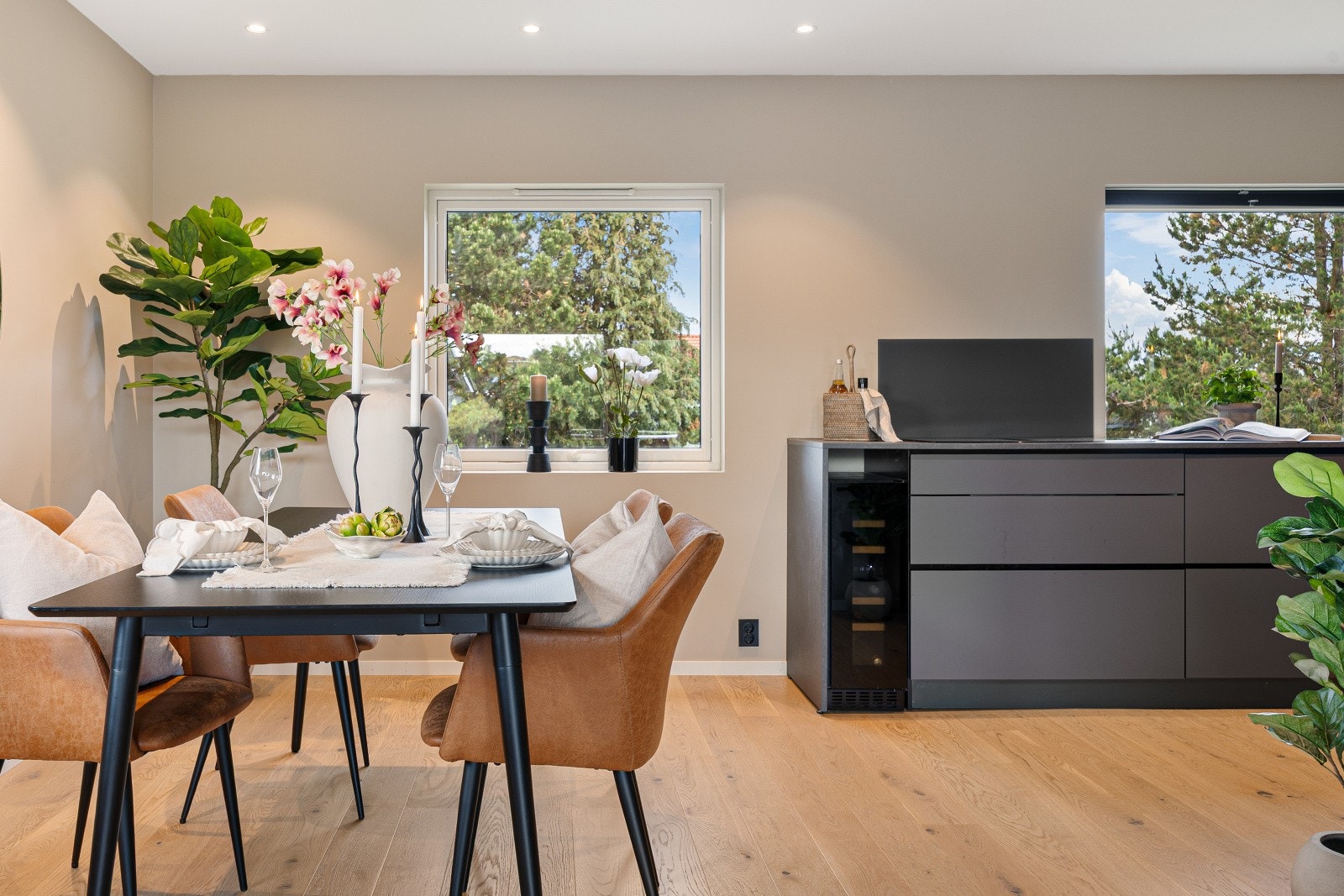 God plass til et stort spisebord for hyggelige sammenkomster. Galleribilde