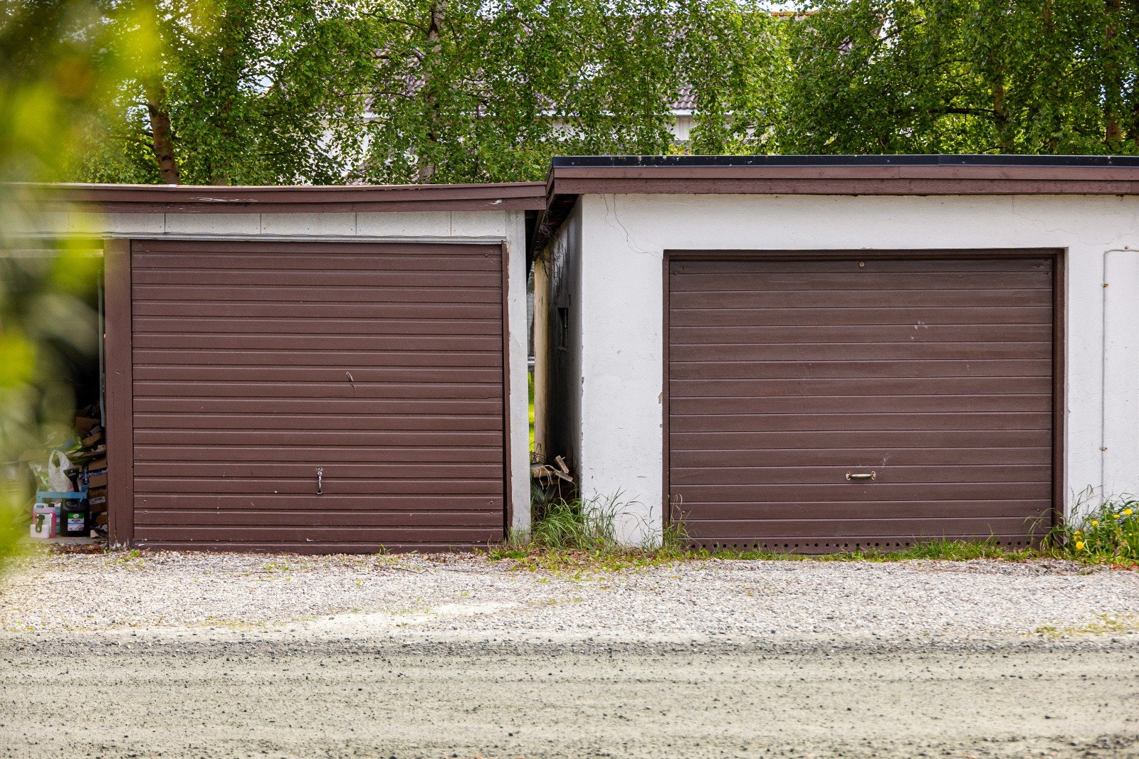 Med leiligheten medfølger to garasjer, én liten og én middels. Det er innlagt strøm i garasjen. Galleribilde